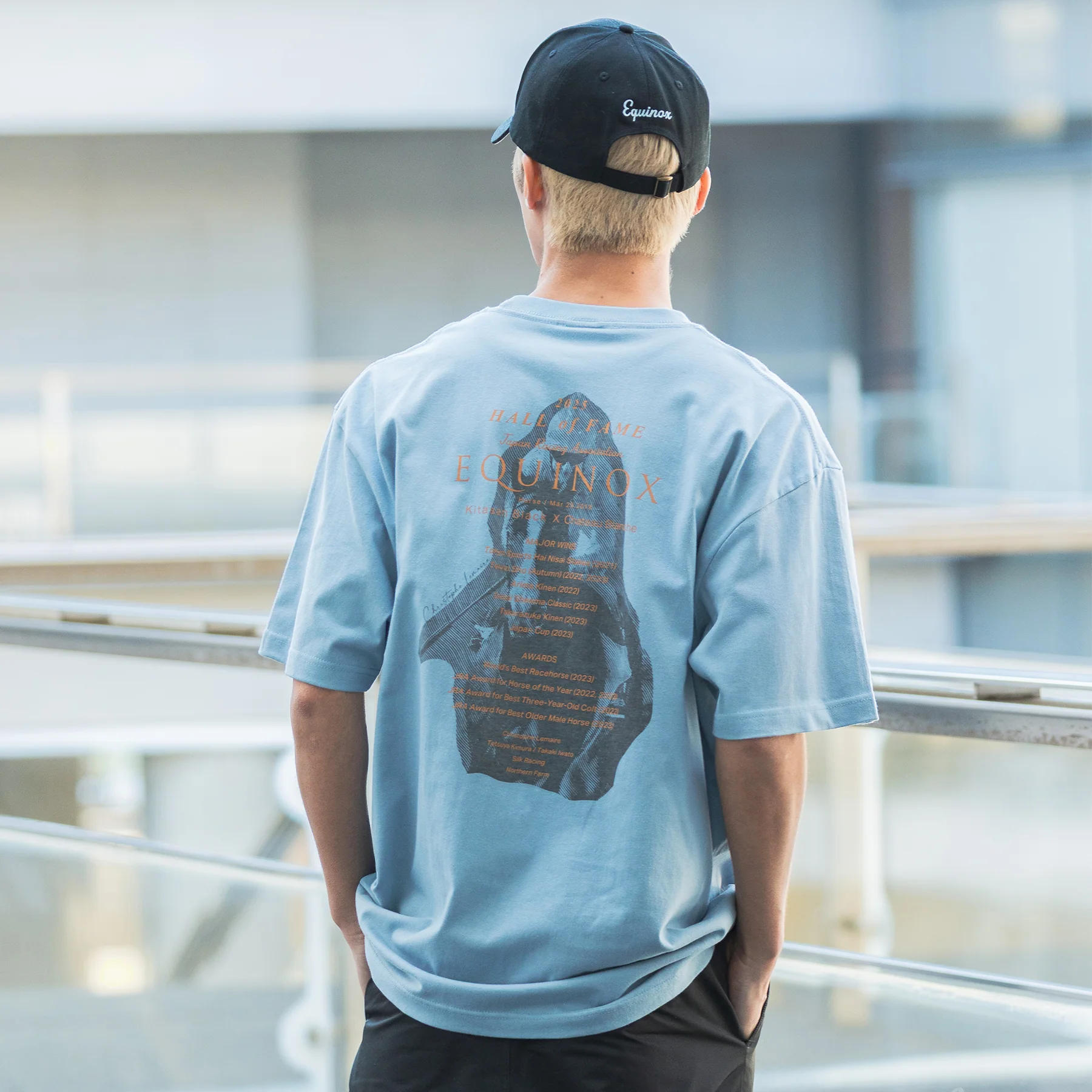 【HORSE GOODS net】イクイノックス顕彰馬選定記念 TシャツB(青) - Image 2