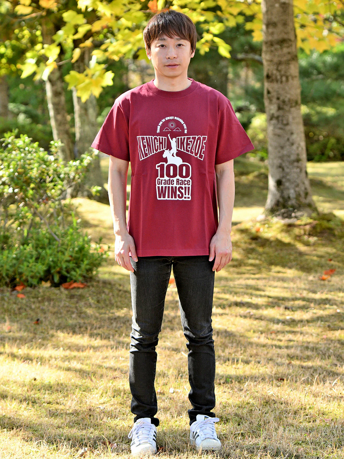 池添謙一騎手重賞100勝メモリアル・Tシャツ(バーガンディ) - Image 2