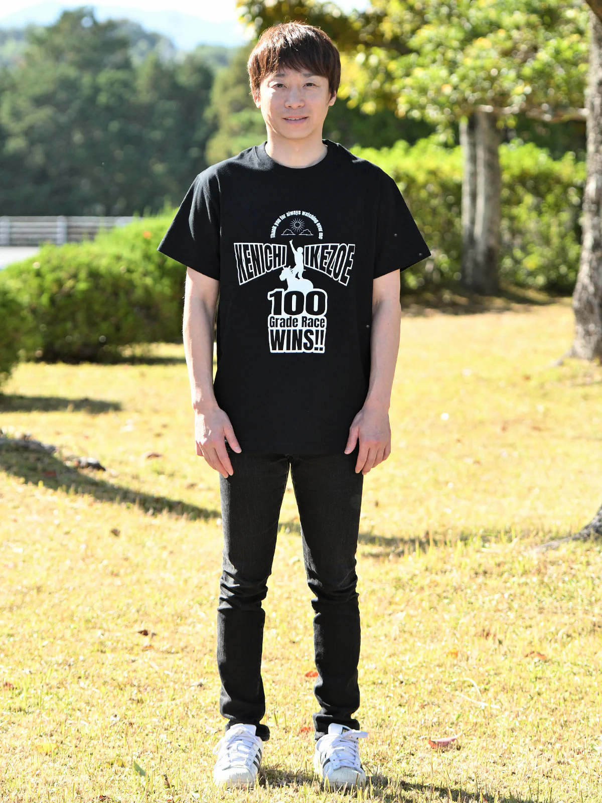 池添謙一騎手重賞100勝メモリアル・Tシャツ(黒) - Image 2