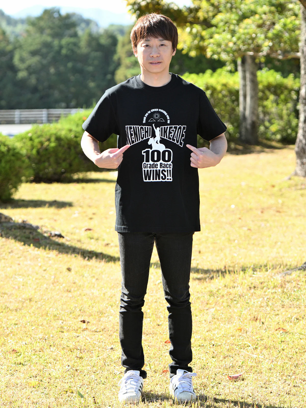 池添謙一騎手重賞100勝メモリアル・Tシャツ(黒) - Image 4