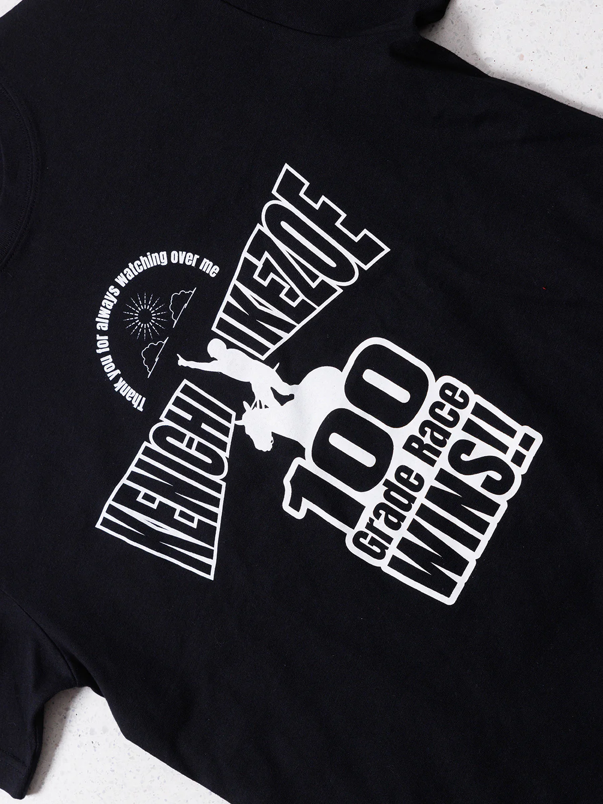 池添謙一騎手重賞100勝メモリアル・Tシャツ(黒) - Image 9