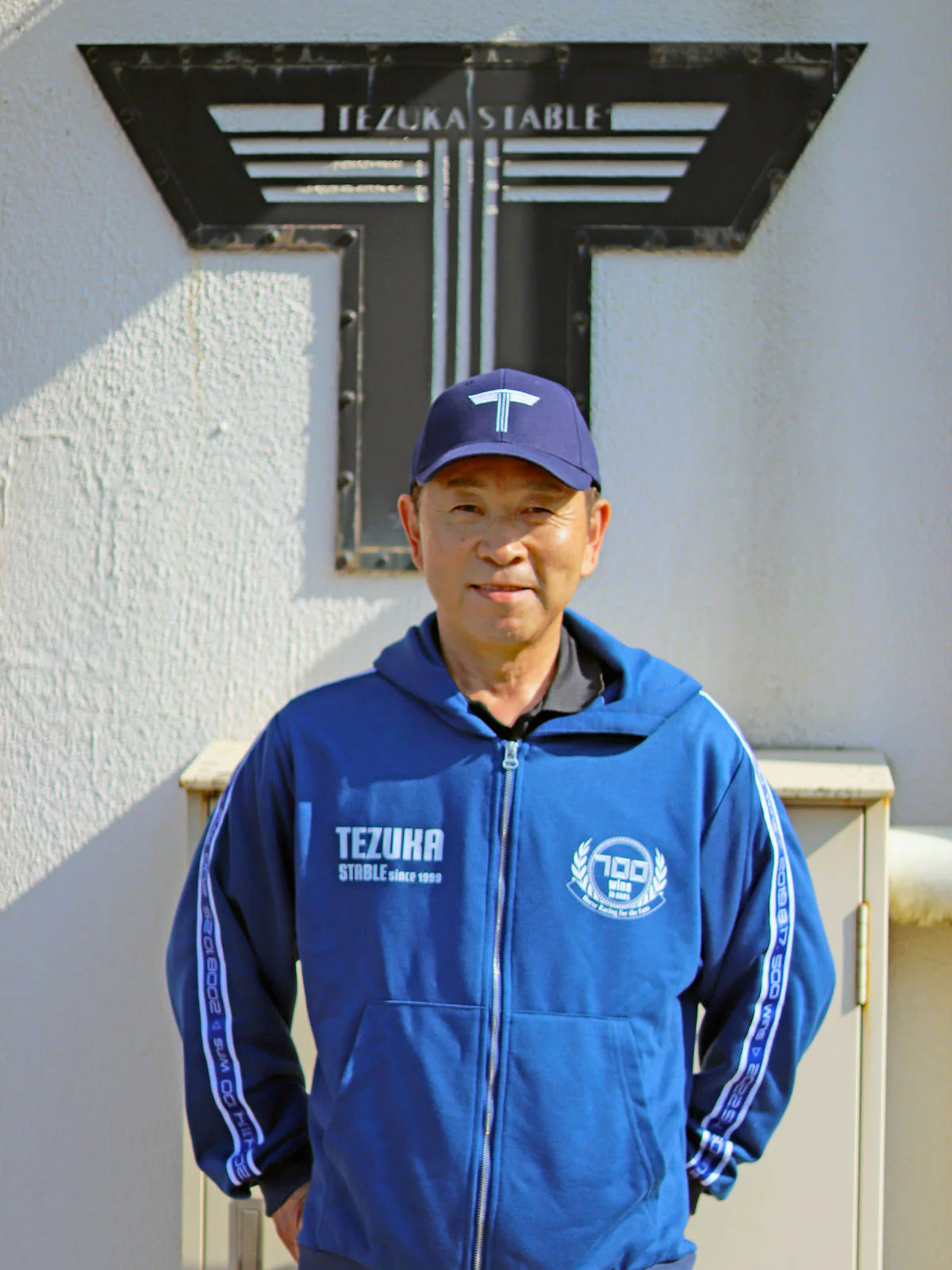 手塚貴久厩舎700勝メモリアル・キャップ