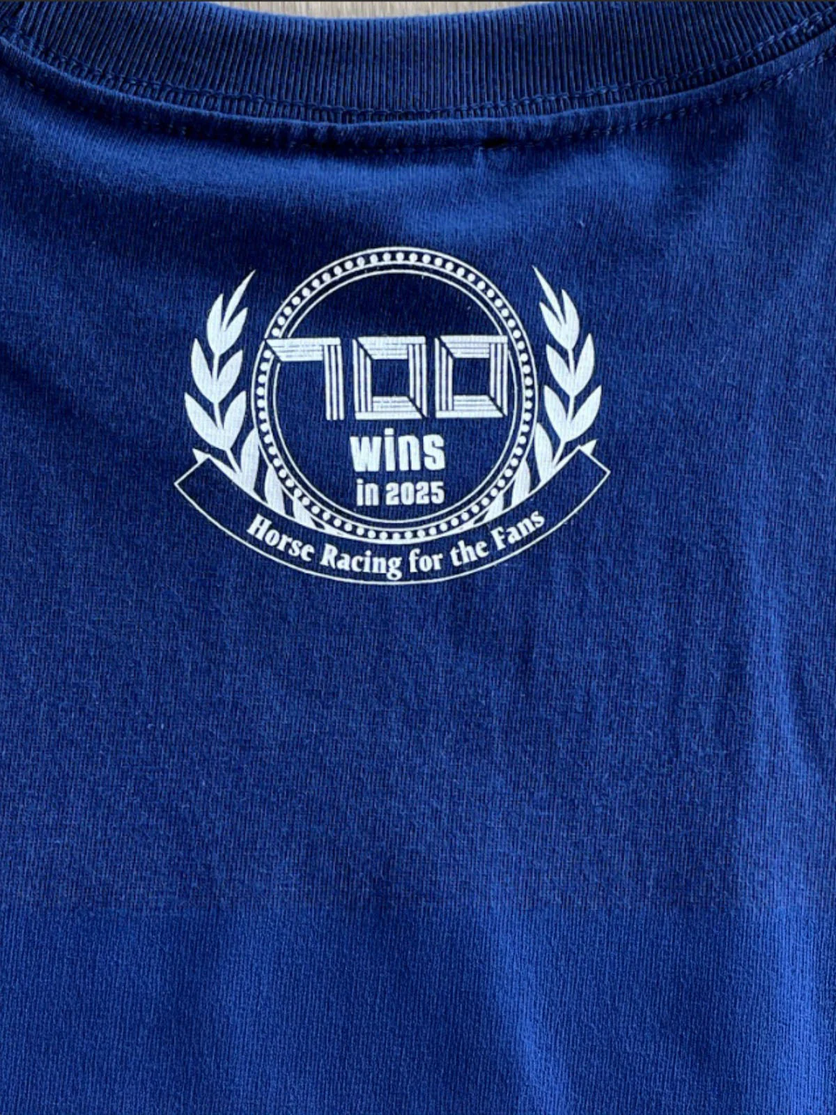 手塚貴久厩舎700勝メモリアル・Tシャツ - Image 2